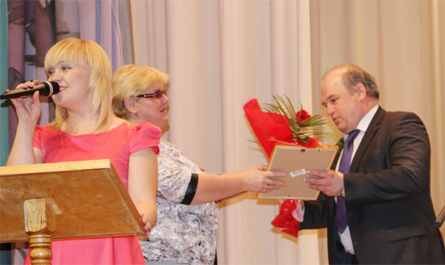 Глава района Анатолий Шипицин вручает благодарственные письма